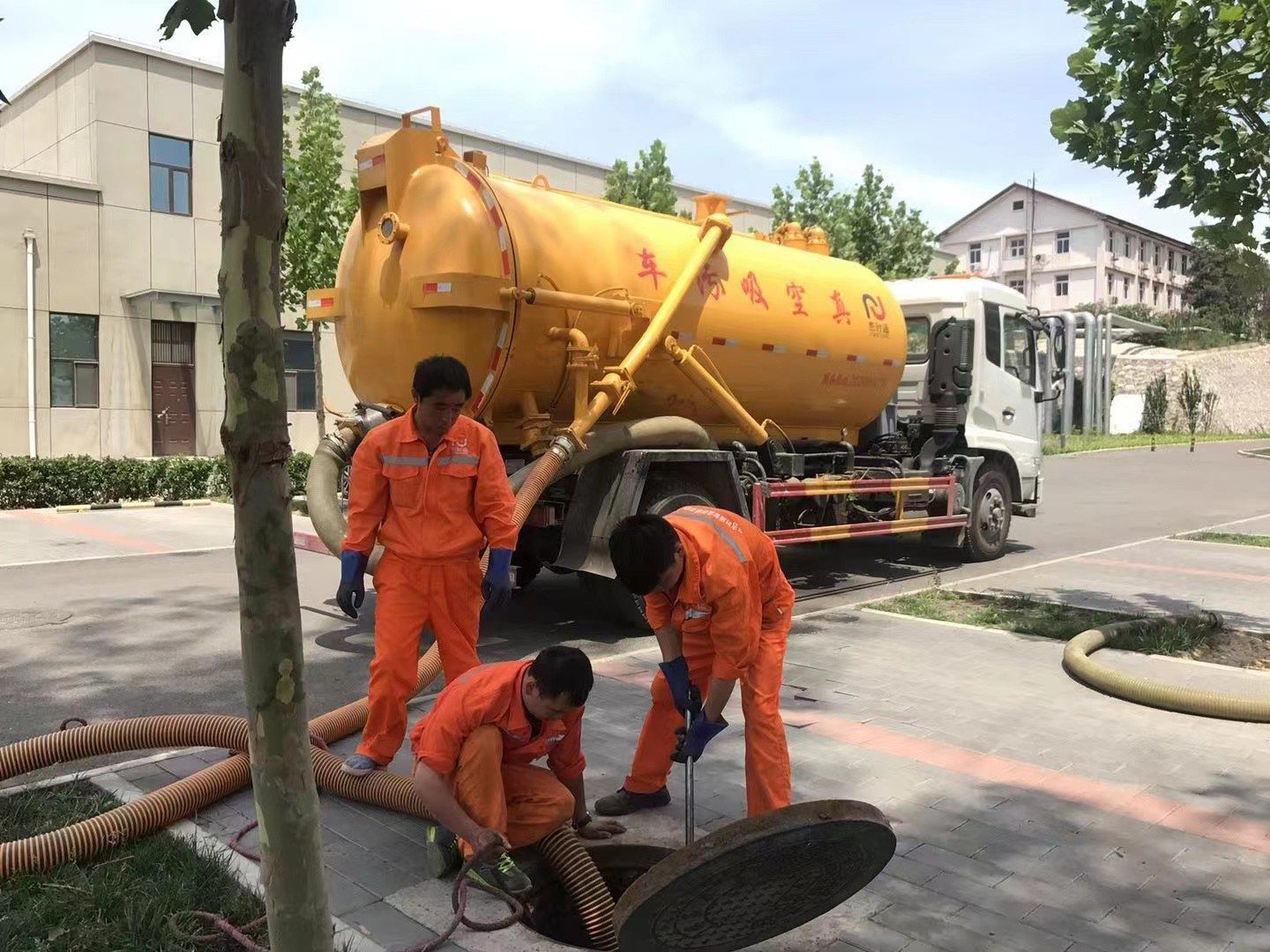 麟游管道疏通车停在窨井附近